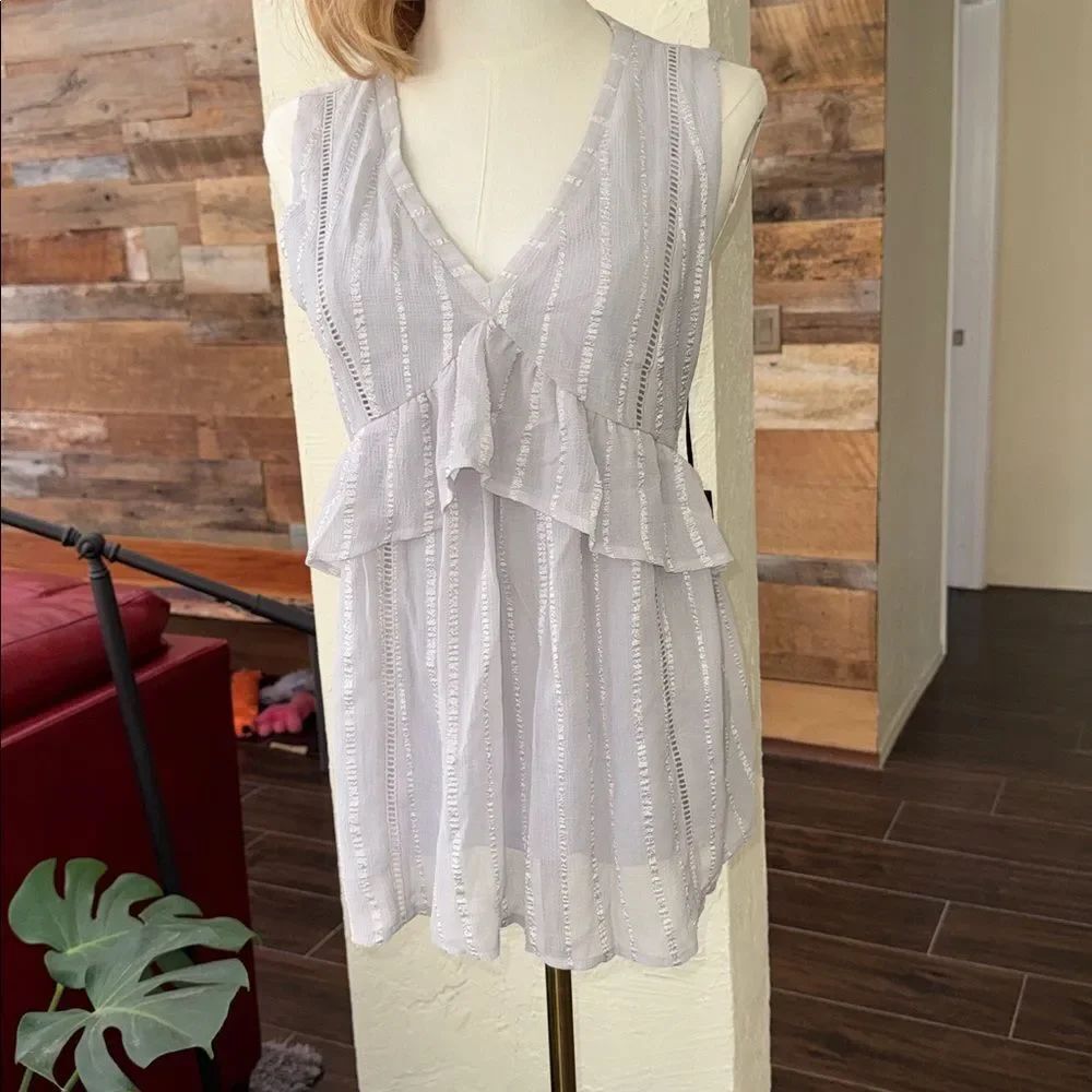 DOE & RAE light soft grey, tired sleeveless top sz M